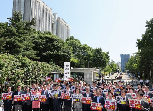 법원 앞 의총서 구호 외치는 국민의힘 - 국민의힘 의원들이 11일 이재명 대통령의 공직선거법 위반 사건의 파기환송심을 사실상 무기한 연기한 서울고법 앞에서 열린 현장 의원총회에서 구호를 외치고 있다. 연합뉴스