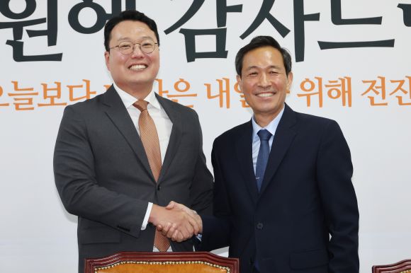 개혁신당 천하람 당 대표 권한대행 겸 원내대표가 11일 서울 여의도 국회에서 우상호 대통령실 정무수석을 접견하고 있다.