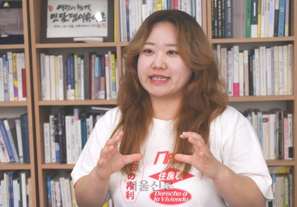11일 민달팽이유니온 사무처장 김가원(31)씨가 서울 서대문구 민달팽이유니온 사무실에서 전세사기특별법 개정을 서둘려야 하는 이유를 설명하고 있다. 안주영 전문기자
