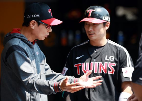 LG 트윈스 신민재가 지난달 25일 인천 SSG랜더스필드에서 열린 2025 KBO리그 정규시즌 SSG 랜더스와의 원정 경기에서 염경엽 감독과 대화하고 있다. 뉴스1