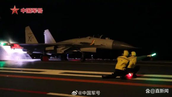 중국 해군이 야간에 항공모함에서 전투기 출격 훈련을 하고 있다. 위챗 캡처