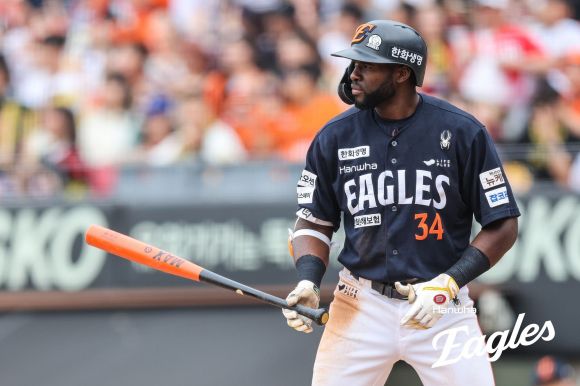 한화 이글스 에스테반 플로리얼이 7일 광주 기아챔피언스필드에서 열린 2025 KBO리그 정규시즌 KIA 타이거즈와의 원정 경기에서 타격하고 있다. 한화 이글스 제공