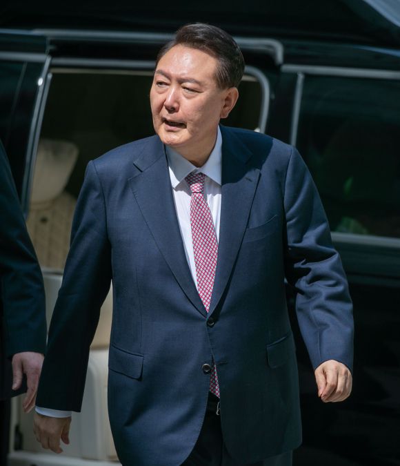 윤석열 전 대통령이 9일 서울 서초구 서울중앙지법에서 열린 내란 우두머리 혐의·직권남용 권리행사 방해 혐의 사건 6차 공판에 출석하고 있다. 2025.6.9 사진공동취재단