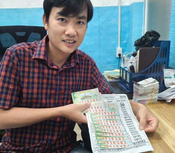 베트남 청년 A씨가 같은 번호로 인쇄된 복권 14장이 모두 1등에 당첨돼 280억동(약 14억 7000만원)을 거머쥐었다. 탄니엔 제공