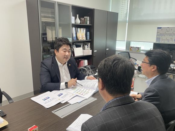 장한별 의원이 12일, 경기도의회에서 경기도교육청국제교육원 조영민 원장과 국제교육원을 폐교된 성남시 청솔중학교 부지로 이전하는 계획을 논의하고 있다. (사진=경기도의회)