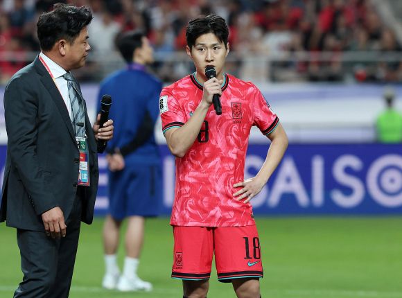 11회 연속 월드컵 본선 진출에 성공한 한국 축구대표팀 이강인이 10일 서울 마포구 서울월드컵경기장에서 열린 2026 국제축구연맹(FIFA) 북중미월드컵 아시아 3차 예선 쿠웨이트와의 경기를 마친 후 인사말을 하고 있다. 2025.06.10. 뉴시스