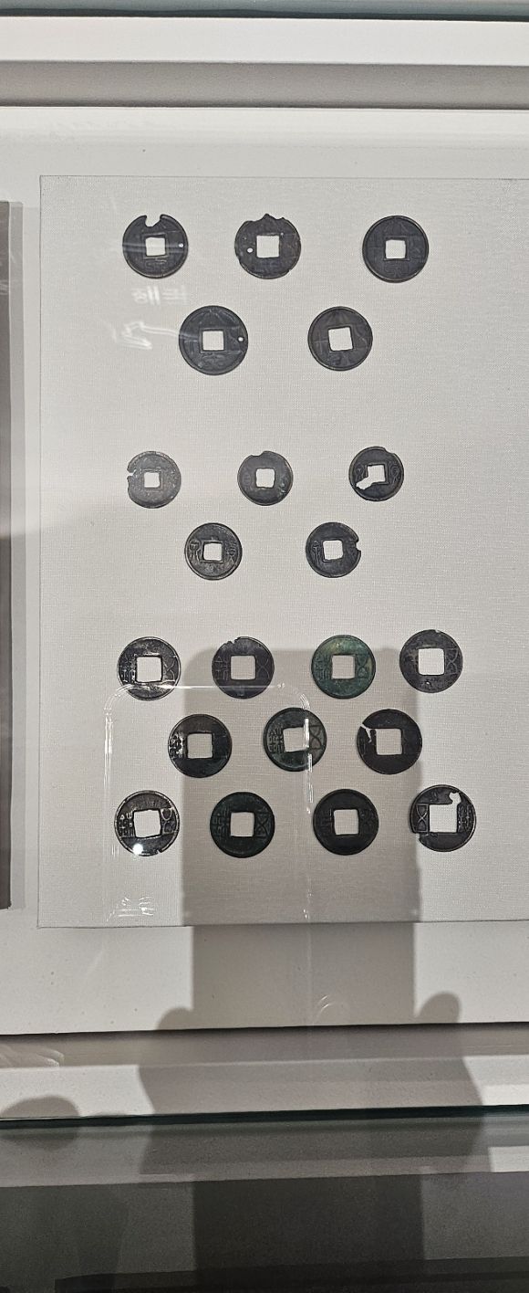 사진 위쪽부터 중국 왕망이 세운 신나라때 주조한 동전대천오십전, 화천, 중국 한무제때 주조된 중국 역사상 가장 오랜 기간에 걸쳐 유통된 화폐 동전 오수전. 제주 강동삼 기자