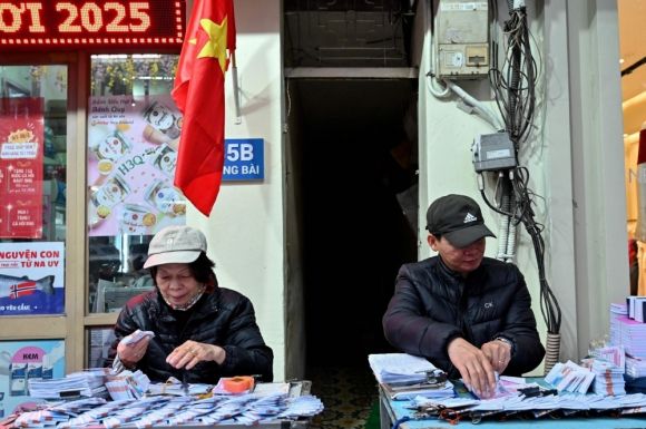 올해 2월 베트남 하노이에서 복권방 상인들이 복권을 준비하고 있다. 하노이 AFP 연합뉴스