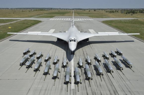 Tu-160 전략폭격기와 무장 무기. 사진=러시아 연합 항공기 회사
