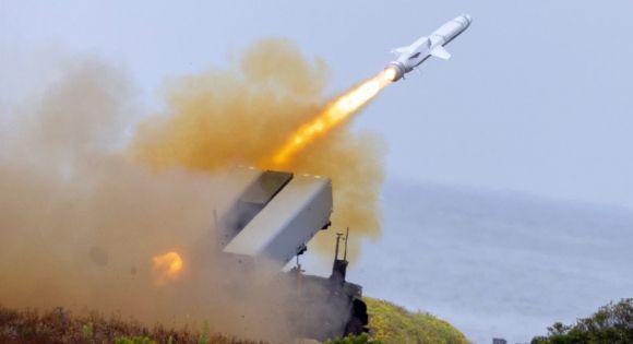 ‘해군·해병대 원정 선박 차단 체계’(NMESIS·네메시스)에 발사되는 해군타격미사일(NSM). 출처=미 국방부