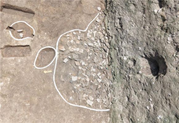 통일신라시대 흙으로 만들어진 기와가 버려진 폐와무지. 공주시 제공