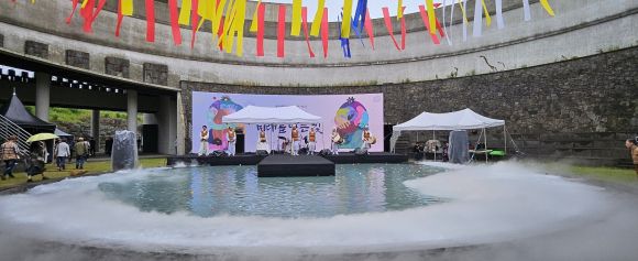 설문대할망이 자신의 키를 자랑하기 위해 들어갔다가 빠졌다는 한없이 깊은 물인 물장오리 야외공연장의 모습. 제주 강동삼 기자