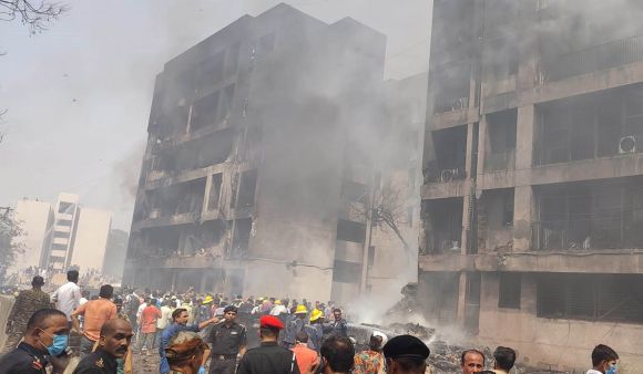 12일(현지시간) 인도 구자라트주 아마다바드 공항 인근 에어인디아 여객기 추락 사고 현장에 구조대원들이 모여 있다. 승객 230명과 승무원 12명 등 최소 242명을 태우고 영국 런던 개트윅 공항에 착륙할 예정이던 에어인디아 여객기는 이날 사르다르 발라브바이 파텔 국제공항에서 이륙한 직후 추락했다. 2025.6.12 아마다바드 UNI 연합뉴스