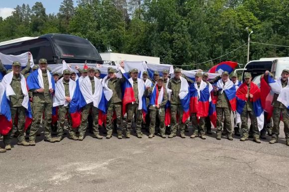 12일(현지시간) 러시아 국방부 공보국이 공개한 영상 일부. 러시아와 우크라이나 간 포로 교환을 통해 귀환한 러시아 군인들이 벨라루스의 교환소에서 기념 사진을 촬영하고 있다. 2025.6.12 AP 연합뉴스(러시아 국방부)