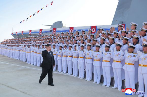 북한, 신형 구축함 ‘강건호’ 진수식 - 북한이 지난 12일 라진조선소에서 새로 건조한 해군 구축함을 ‘강건호’로 명명하고 진수기념식을 개최했다고 조선중앙통신이 13일 보도했다. 2025.6.13 연합뉴스