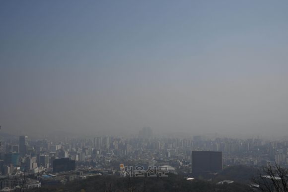 수도권지역에 미세먼지 나쁨 수준을 보인 1일 오전 서울 남산에서 본 서울시내가 뿌옇게 보이고 있다. 도준석 전문기자