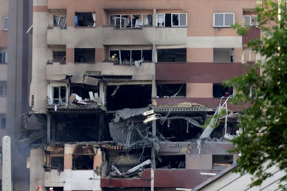 13일(현지시간) 이란 수도 테헤란에서 이스라엘의 공습으로 무너진 아파트 안에서 구조대원들이 구조 작업을 펼치고 있다. 2025.6.13 테헤란 AFP 연합뉴스