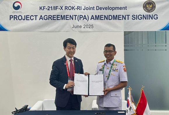 한-인니, KF-21 공동개발 기본합의서 개정안 서명 - 방위사업청은 지난 11일부터 12일까지(현지 시간) 인도네시아에서 열린 글로벌 방산전시회 인도 디펜스에 참가해 KF-21 공동개발 등 양국 간 방산협력 강화를 위한 활동을 수행했다고 13일 밝혔다. 노지만(왼쪽) 한국형전투기사업단장과 스리얀또 예비전력총국장이 공동개발 기본 합의서 개정안에 서명 후 기념촬영 하고 있다. 방위사업청 제공