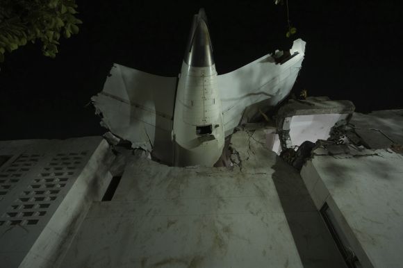 12일(현지시간) 인도 서부 구자라트주 아마다바드 소재 사르다르 발라브바이 파텔 국제공항에서는 승객 242명을 태운 인디아에어 보잉 787 드림라이너 기종 AI171편 여객기가 이륙 직후 추락하는 사고가 발생했다. 사진은 사고 여객기 꼬리 부분이 건물에 끼어 있는 모습. 2025.6.12 아마다바드 AP 연합뉴스