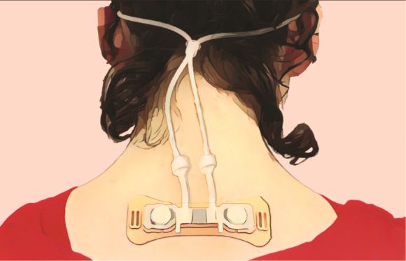 목 뒤에 부착한 장치로 비강 호흡 패턴을 측정한다. 연구팀은 호흡 패턴을 바꾸면 정서적 상태도 바꿀 수 있을 것으로 기대하고 있다. 이를 위해 좀 더 착용이 편한 웨어러블 측정 장치를 개발 중이다.  이스라엘 바이츠만 과학연구소 제공