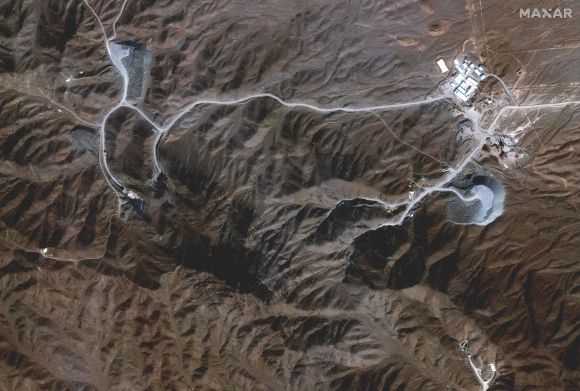 미국 위성업체 막서 테크놀러지가 2025년 2월 12일(현지시간) 위성으로 촬영한 이란 수도 테헤란 남쪽에 있는 나탄즈 핵 시설 근처의 터널 단지 모습.  AFP 연합뉴스