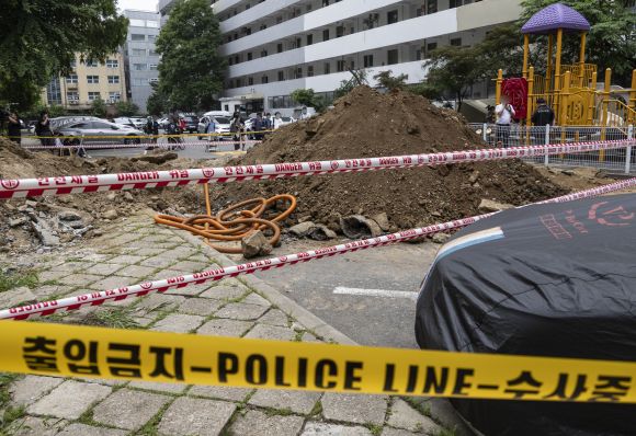 은마아파트 하수도 공사장에서 매몰사고 - 13일 오후 서울 강남구 대치동 은마아파트 하수관 교체 공사 중 흙더미가 무너지면서 작업자 2명이 매몰돼 1명이 숨졌다. 사진은 사고 현장. 연합뉴스
