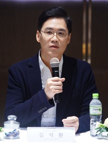 김석환 한세예스24홀딩스 부회장이 지난 16일 베트남 호찌민에서 열린 기자간담회에서 기자들의 질문에 답변하고 있다. (사진=한세예스24홀딩스 제공)