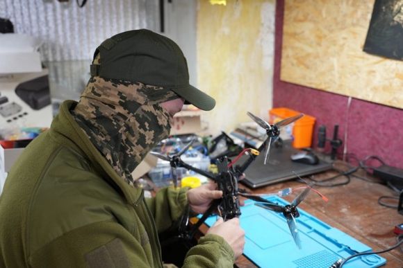 전선 인근에서 FPV 드론을 조립하는 우크라이나군. 출처 militarnyi.com