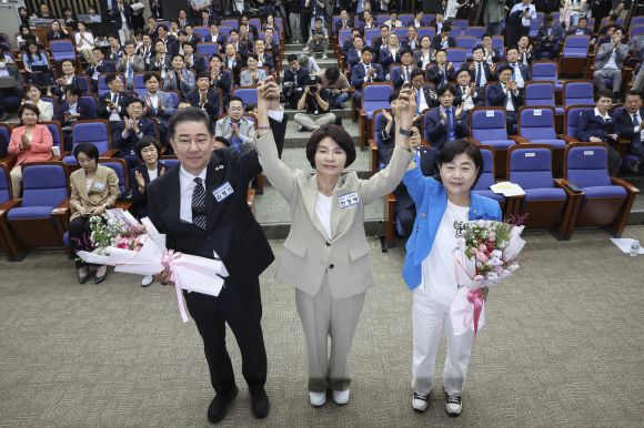 민주당 원내대표 선출, 3선 김병기 의원 - 더불어민주당 원내대표로 당선된 김병기 의원(왼쪽부터), 한정애 선관위원장, 서영교 의원이 13일 국회 의원총회 회의장에서 기념촬영을 하고 있다. 2025.6.13 연합뉴스