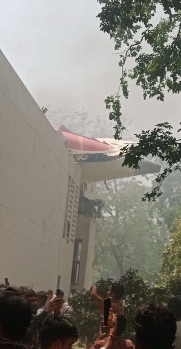 242명을 태운 에어인디아 여객기가 12일(현지시간) 인도 서부 구자라트주 아마다바드 공항 근처에서 추락했다. 사진은 추락한 사고 여객기 동체. 2025.6.12 엑스