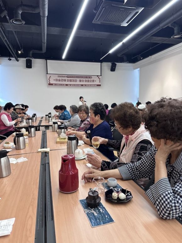 다도체험을 하는 동네 주민들의 모습. 제주도립미술관 제공