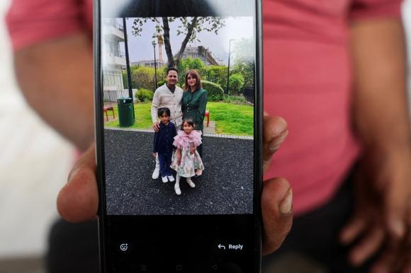 13일(현지시간) 인도 서부 아메다바드의 한 병원에서 에어인디아 AI171편 추락사고 유족이 사고로 희생된 일가족의 사진을 보여주고 있다. 2025.6.13 아메다바드 로이터 연합뉴스