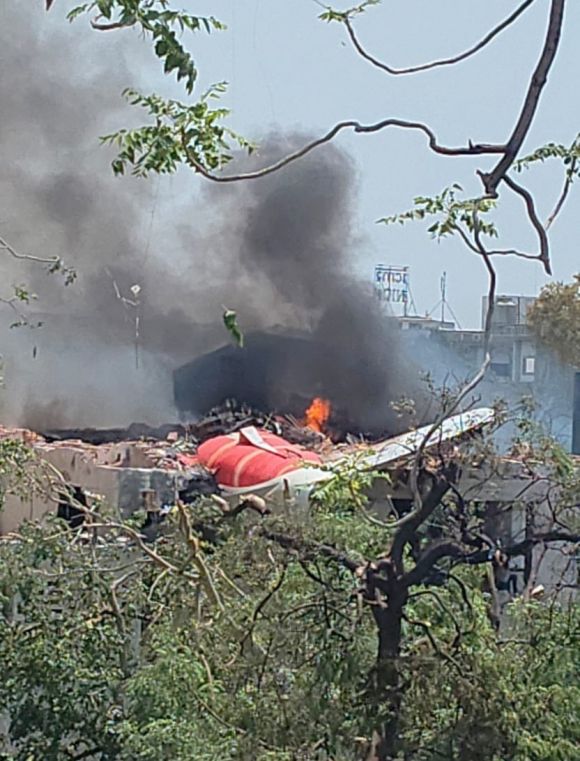 242명을 태운 에어인디아 여객기가 12일(현지시간) 인도 서부 구자라트주 아마다바드 공항 근처에서 추락했다. 사진은 추락한 사고 여객기 동체. 2025.6.12 엑스