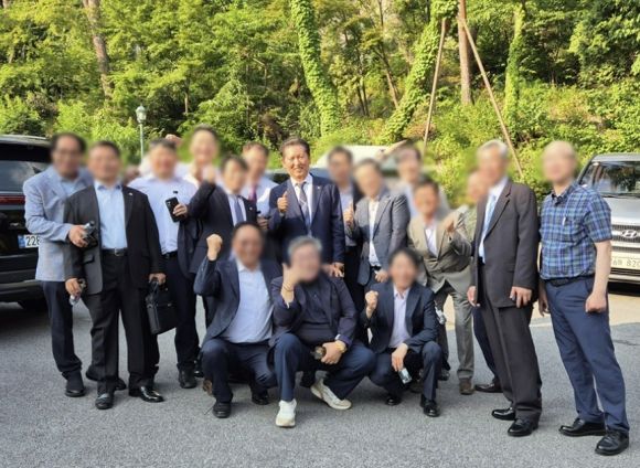 정청래 더불어민주당 의원이 ‘이재명 소년공의 그때 그시절 친구들’이라며 공개한 사진. 페이스북 캡처