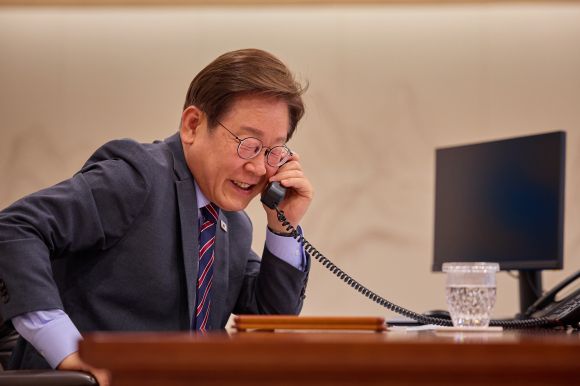 이재명 대통령, 앤서니 앨버니지 호주 총리와 전화 통화 - 이재명 대통령이 12일 서울 용산 대통령실 청사 집무실에서 앤서니 앨버니지 호주 총리와 전화 통화를 하고 있다. 2025.6.12 대통령실 제공