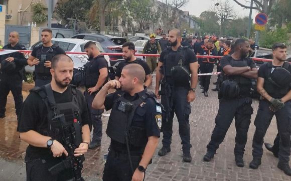 2025년 6월 14일(현지시간) 이스라엘 중부 리숀 레지온의 주거용 건물에 이란 미사일이 직접 타격을 가한 피해 현장에 있는 경찰관들. 출처=이스라엘 경찰