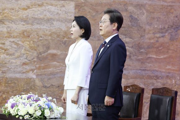 이재명 대통령과 김혜경 여사가 4일 오전 11시 국회 로텐더홀에서 열린 제21대 대통령 취임 선서식에서 애국가를 부르고 있다. 2025.6.4 국회사진기자단