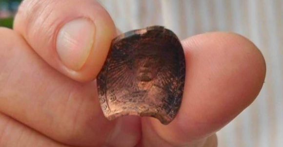 폰차이 씨(50)가 걸고 있던 불상 목걸이가 총알을 막아줬다. 출처=더타이거