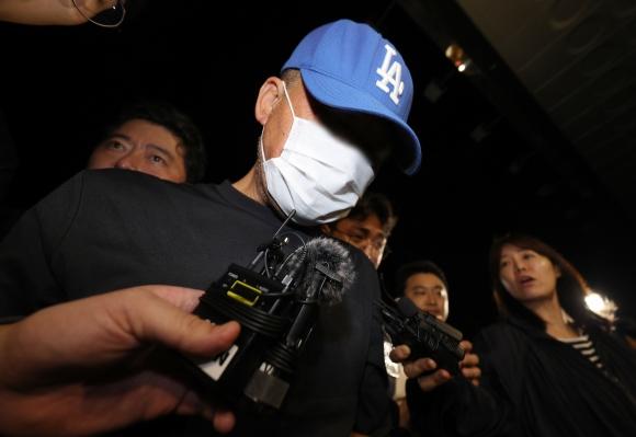 고개 숙인채 경찰서로 향하는 ‘신변보호 여성 살해’ 피의자 - 대구에서 신변보호 여성을 살해하고 도주한 피의자가 범행 나흘 만에 세종시 조치원읍에서 경찰에 붙잡혀 15일 대구 성서경찰서로 들어서고 있다. 2025.6.15. 연합뉴스