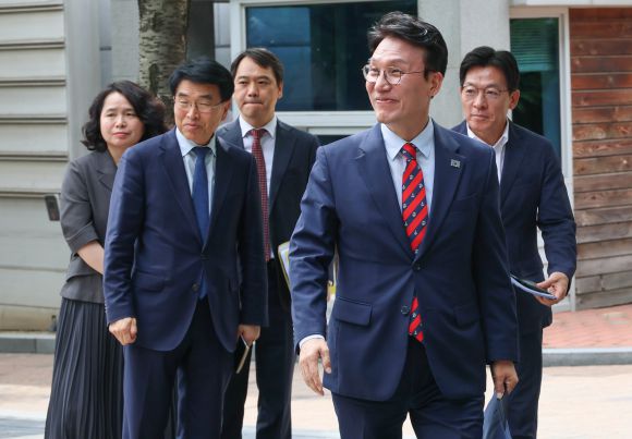 김민석 국무총리 후보자가 13일 서울 종로구 통의동 금융감독연수원에 마련된 청문회 준비단 사무실로 출근하고 있다. 연합뉴스