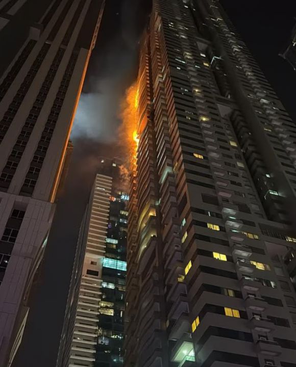 13일(현지시간) 두바이의 부유한 지구로 꼽히는 마리나 지구의 67층짜리 건물에서 화재가 발생했다. 엑스 영상 캡처