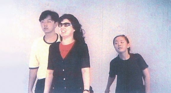 장남 김정철, 딸 김여정과 해외여행 중인 고용희(가운데). 문예춘추 제공