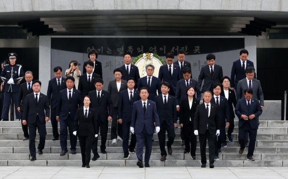 김병기 더불어민주당 당 대표 직무대행 겸 원내대표가 16일 오전 서울 동작구 국립서울현충원을 찾아 충혼탑에 참배한 뒤 돌아서고 있다. 2025.06.16. 뉴시스