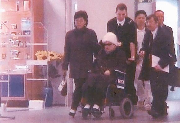 2004년 유방암 치료를 위해 수행원들과 프랑스 파리를 찾은 고용희. 문예춘추 제공