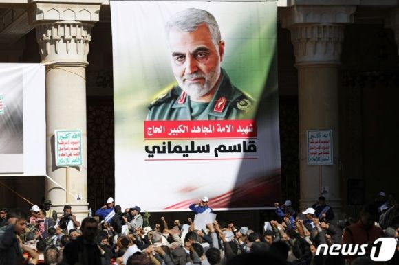 지난 2021년 1월 2일(현지시간) 미국 드론 표적 공격으로 사망한 이란군 사령관 가셈 솔레이마니 1주기 추모식에 시민들이 참석하고 있다. 2021.12.21 로이터 뉴스1