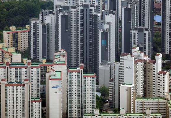 서울 강남3구에서 시작된 신고가 거래가 서울 곳곳으로 번지면서 6월 둘째주 서울 아파트 매매가가 40주만에 가장 크게 올랐다. 사진은 서울 송파구 아파트 전경. 연합뉴스