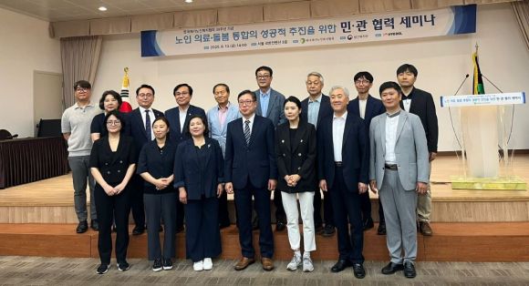 강석주 의원(두 번째 줄 왼쪽에서 네 번째)이 기념사진을 촬영하고 있다.