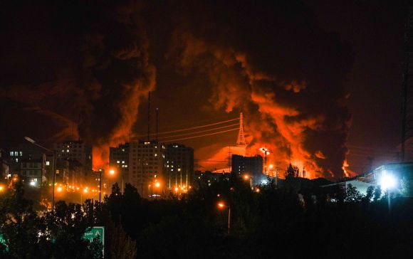 15일 새벽 이란 테헤란의 석유 저장소에 대한 이스라엘의 공격 이후 화염이 하늘로 치솟고 있다.  UPI 연합뉴스