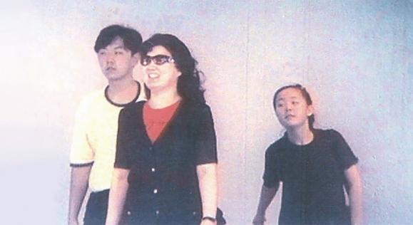 고용희가 장남 김정철, 차녀 김여정과 해외여행 중 촬영된 모습. 1988년생인 김여정이 10대 초반으로 보이는 것을 고려하면 1990년대 후반 찍힌 사진으로 추정된다. 고미 요지 제공