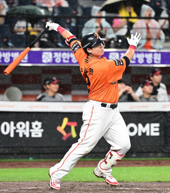 한화 이글스 노시환이 15일 대전 한화생명볼파크에서 열린 2025 KBO리그 정규시즌 LG 트윈스와의 홈 경기에서 타격하고 있다. 대전 뉴스1